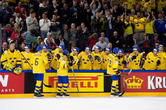 Sveriges Filip Forsberg jublar med lagkamrater