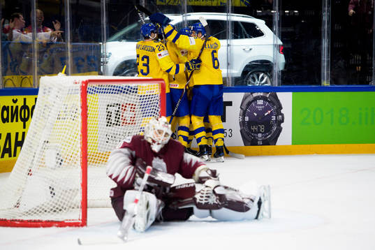 Sveriges Filip Forsberg jublar med lagkamrater