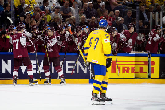 Lettlands Teodors Blugers jublar med lagkamrater