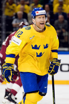 Sveriges  Patric Hörnqvist  reagerar på ett domslut