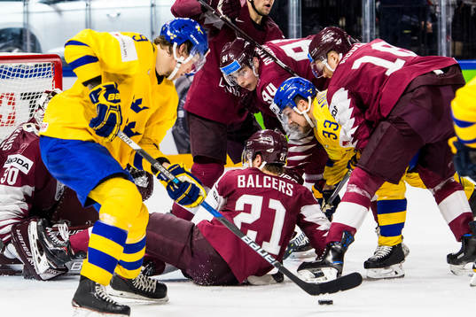 Sveriges Adrian Kempe och Viktor Arvidsson oroar framför