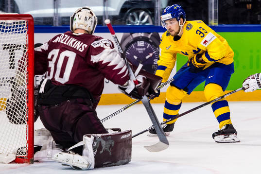 Sveriges Viktor Arvidsson framför Lettlands målvakt Elvis