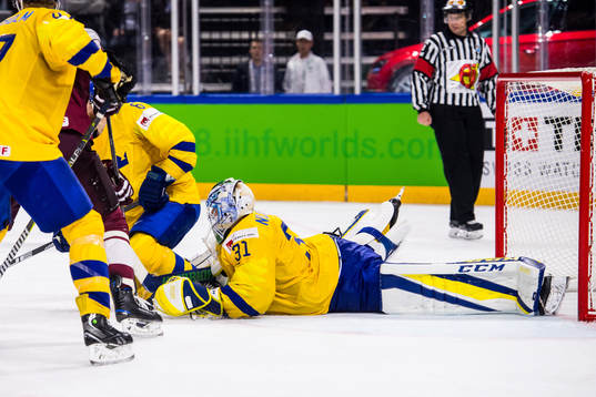 Sveriges målvakt Anders Nilsson gör en räddning