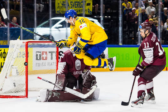 Sveriges Patric Hörnqvist oroar framför Lettlands