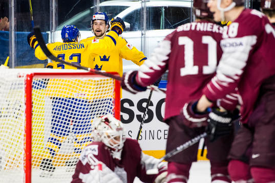 Sveriges Filip Forsberg jublar med Viktor Arvidsson