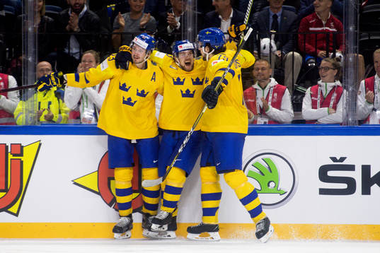 Sveriges Viktor Arvidsson jublar med lagkamrater