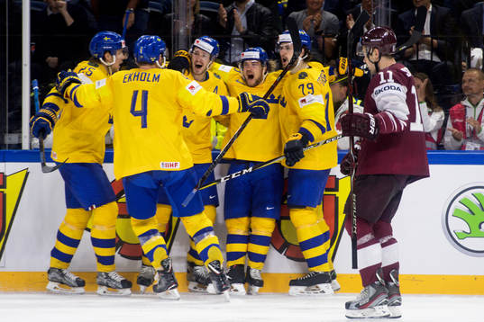 Sveriges Viktor Arvidsson jublar med lagkamrater