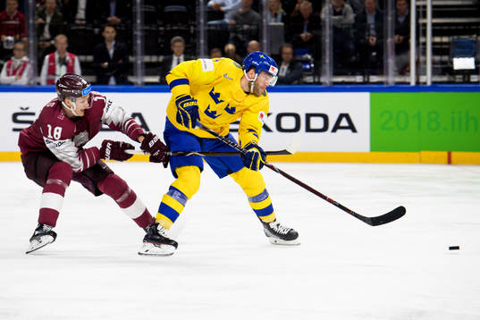 Lettlands Rodrigo Abols och Sveriges Mattias Ekholm