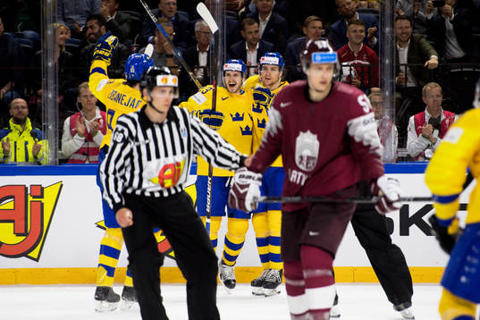 Sveriges Oliver Ekman Larsson jublar med lagkamrater