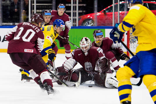 Sveriges Viktor Arvidsson oroar framför Lettlands målvakt