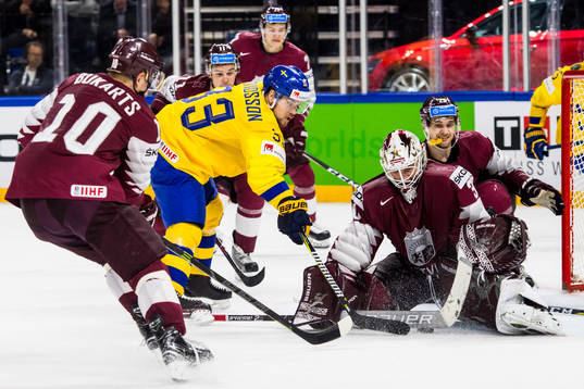 Sveriges Viktor Arvidsson oroar vid Lettlands målvakt