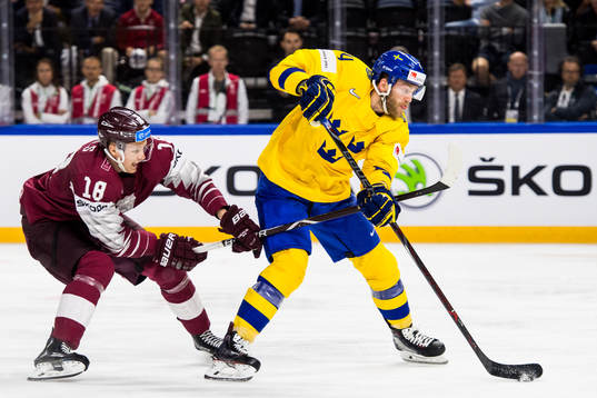 Sveriges Mattias Ekholm och Lettlands Rodrigo Abols