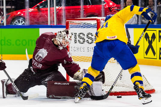Lettlands målvakt Elvis Merzlikins gör en räddning på