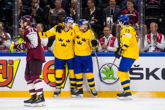 Sveriges Viktor Arvidsson jublar med Oliver Ekman Larsson