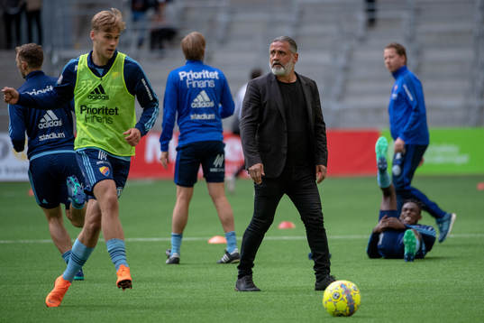 Djurgårdens tränare Özcan Melkemichel och Felix Beijmo