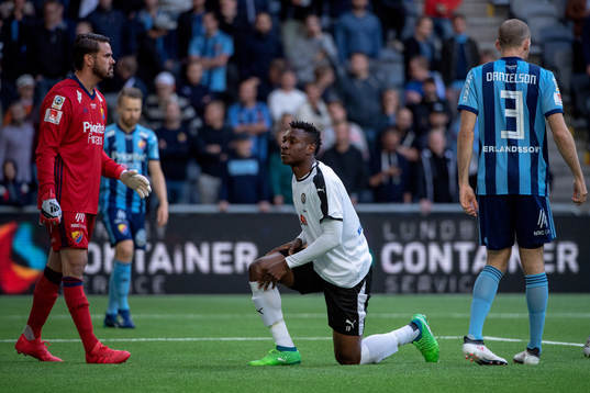 Djurgårdens målvakt Tommi Vaiho och Örebros Isaac Boye