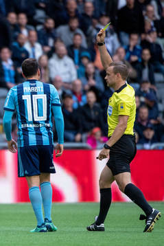 Djurgårdens Kerim Mrabti får en varning av domare