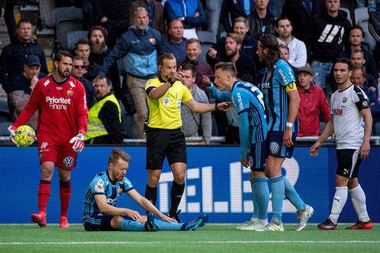 Djurgårdens Jacob Une Larsson grinar illa