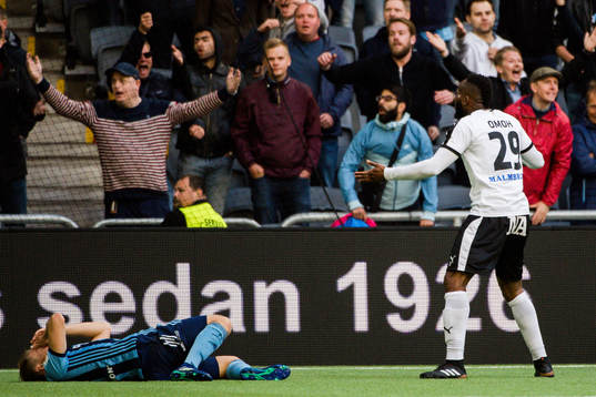 Djurgårdens Jacob Une Larsson har ont