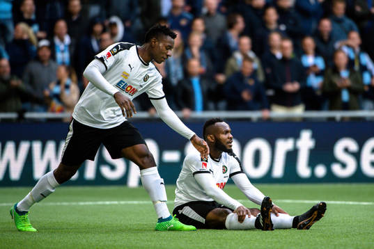 Örebros Isaac Boye Edegware och Michael Junior Omoh deppar