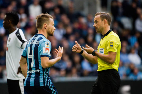 Djurgårdens Jacob Une Larsson i samtal med domaren