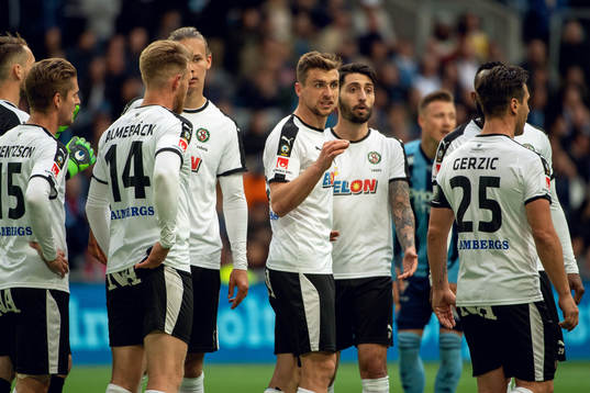 Örebros Filip Rogic pratar med lagkamraterna