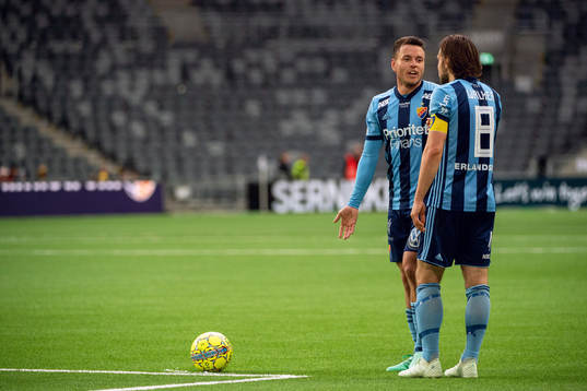 Djurgårdens Kerim Mrabti och Kevin Walker diskuterar en