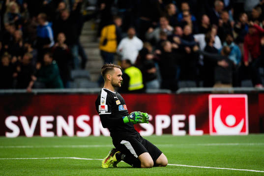 Örebros målvakt Oscar Jansson deppar