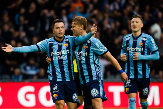 Djurgårdens Kerim Mrabti jublar med Felix Beijmo och