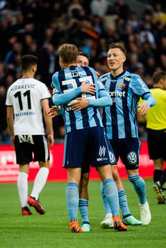 Djurgårdens Kerim Mrabti jublar med Felix Beijmo och