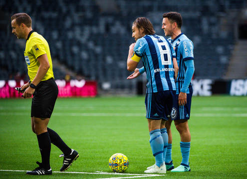 Djurgårdens Kerim Mrabti och Kevin Walker reagerar på