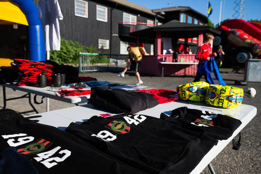 Brommapojkarnas supporter shop innan fotbollsmatchen i