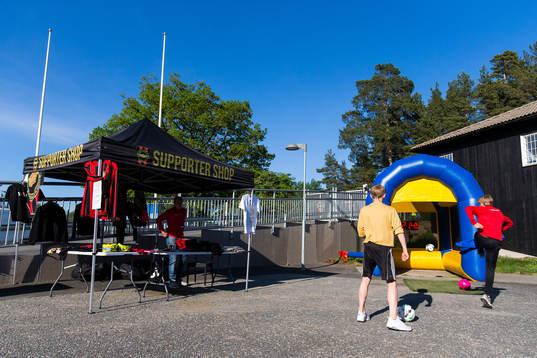 Brommapojkarnas supporter shop innan fotbollsmatchen i
