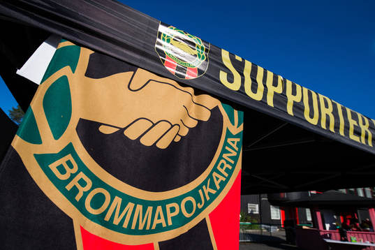 Brommapojkarnas supporter shop innan fotbollsmatchen i