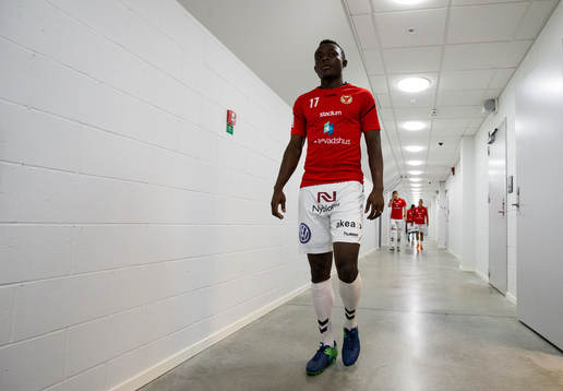 Kalmars Gbenga Arokoyo på väg in för att värma upp
