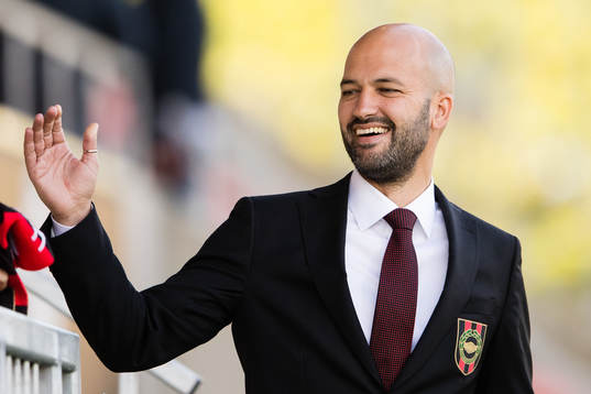 Brommapojkarnas tränare Luis Pimenta innan fotbollsmatchen