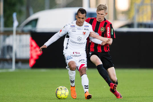 Kalmars Hiago Ramiro i kamp om bollen med Brommapojkarnas