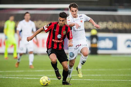 Brommapojkarnas Antonio Nieves Martin i kamp om bollen med