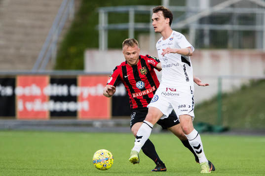 Brommapojkarnas Christopher Brandeborn i kamp om bollen med