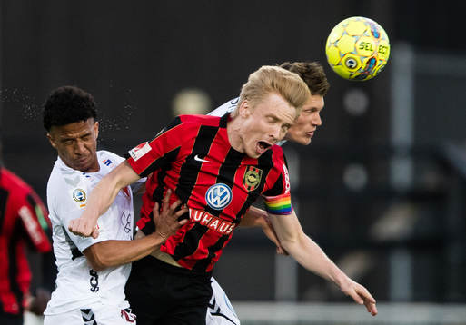Brommapojkarnas Gustav Sandberg Magnusson i en nickduell
