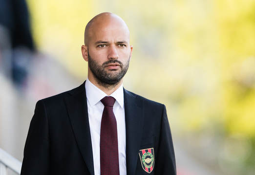 Brommapojkarnas tränare Luis Pimenta innan fotbollsmatchen