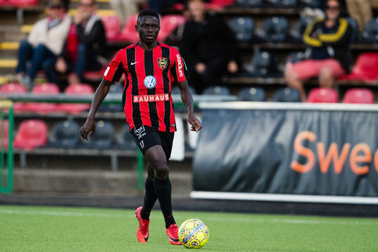 Brommapojkarnas Eric Johana Omondi med bollen