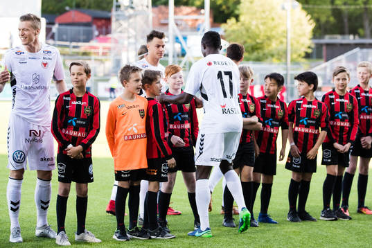 Kalmars Gbenga Arokoyo och hans lagkamrater kommer försent