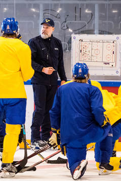 Sveriges förbundskapten Rikard Grönborg håller
