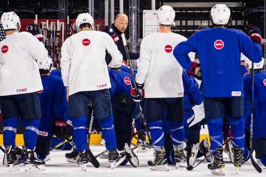 s förbundskapten Jeff Blashill har genomgång med sina