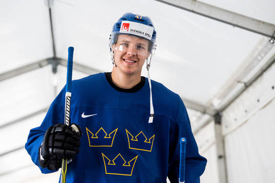 Sveriges Hampus Lindholm anländer