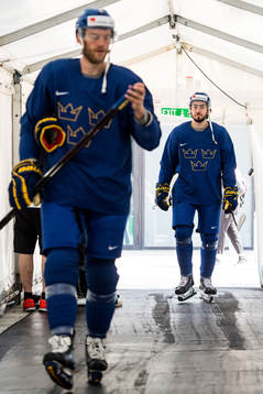 Sveriges Mika Zibanejad och Mattias Ekholm anländer