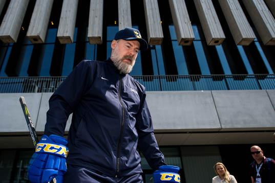 Sveriges förbundskapten Rikard Grönborg anländer