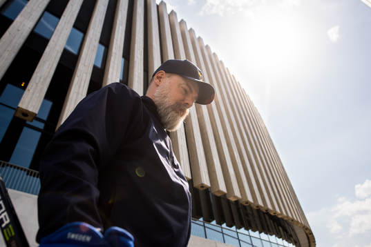 Sveriges förbundskapten Rikard Grönborg anländer