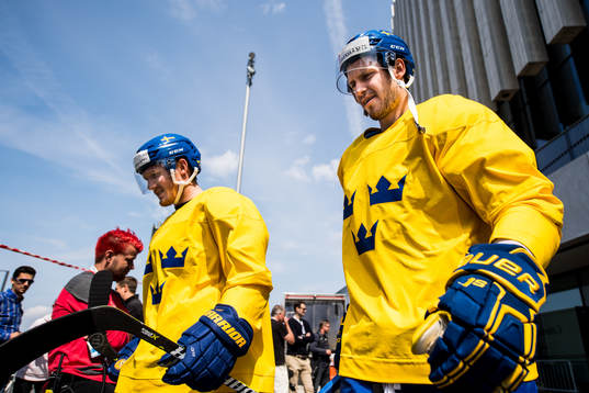 Sveriges Gustav Nyquist och Oliver Ekman Larsson anländer